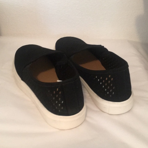 NIB. Comfortable &cute black & white slip on’s. - Picture 6 of 6